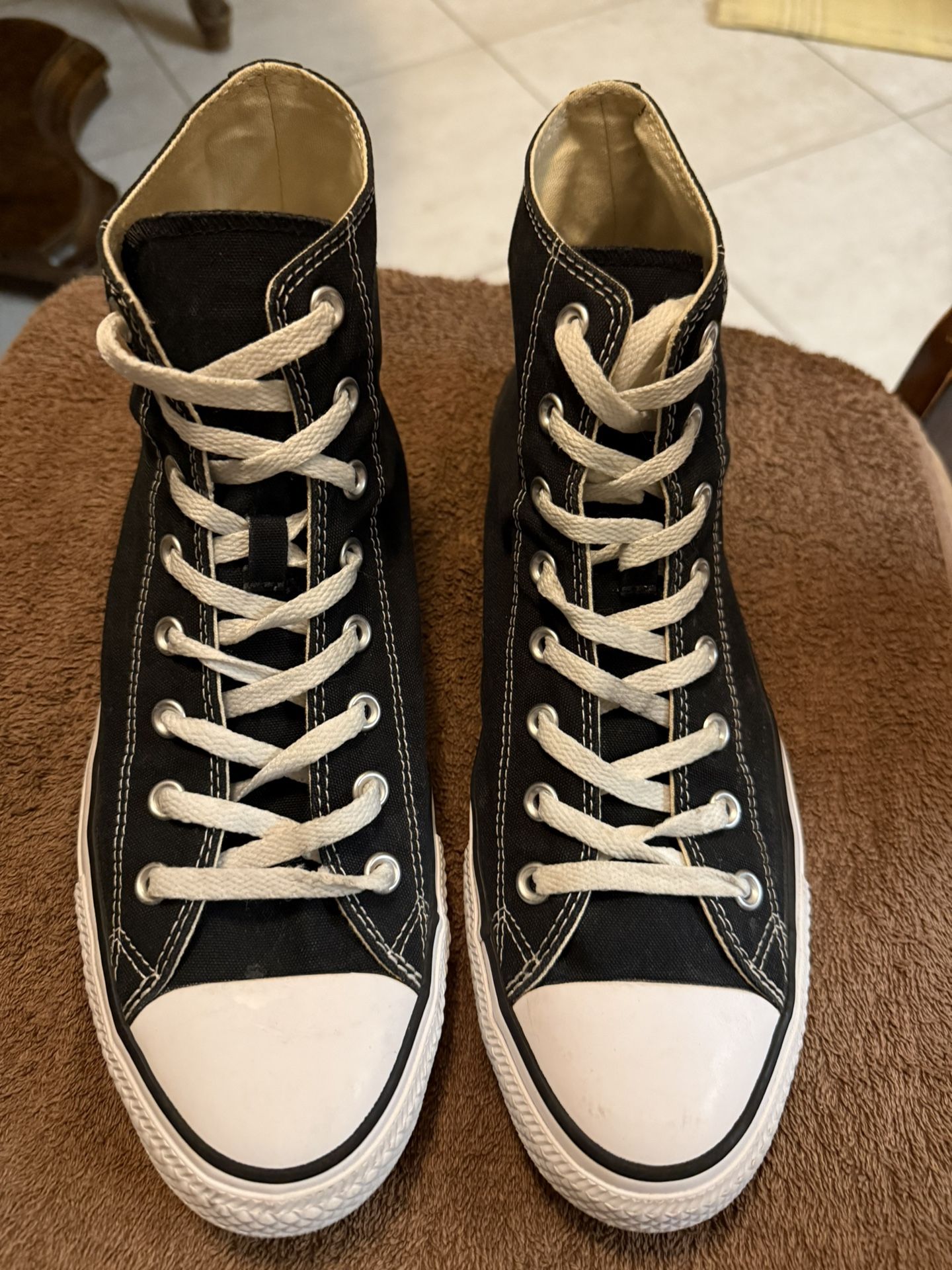 Converse Size 9 1/2 Good Conditions