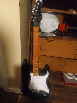 Hondo strat 760 deluxe good shape 100 bucks cash