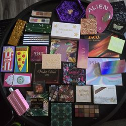30 Eyeshadow Palettes