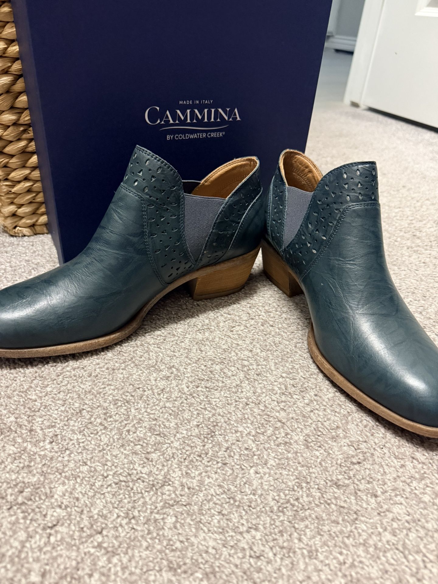 Women’s Size 11 Boots-teal