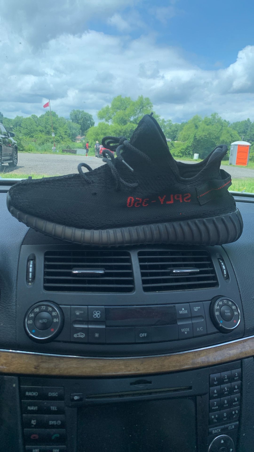 YEEZY 350 (bred)