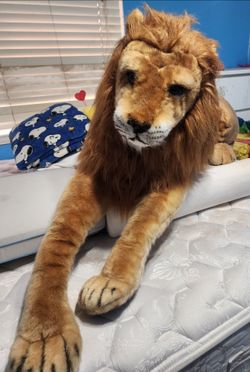 Giant lifelike lion