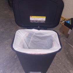 GLAD 13 gal / 50 L Plastic Step Trash Can, Black

