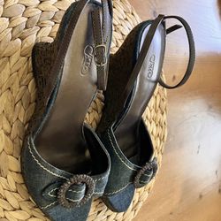 Cute Ankle Strap Wedges•Size 7.5