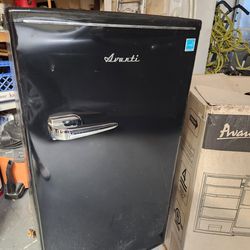 Avanti retro mini fridge