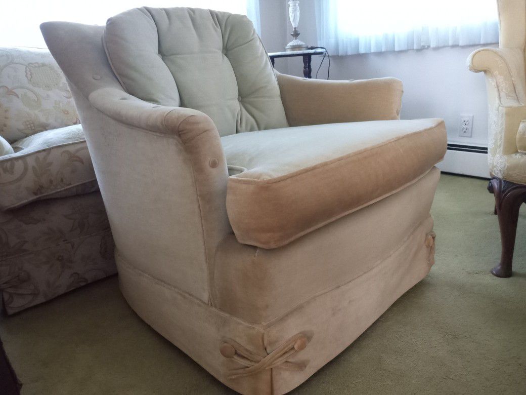 Tomlinson Brand Easy Chair - Very Comfortable - Like New!