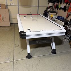 Air hockey table
