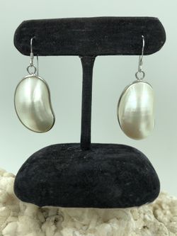 925 STER Silver Mother of Pearls Kidney Shaped Dangle Hook Earrings