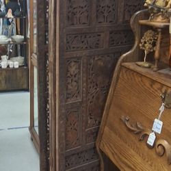 VINTAGE HAND CARVED WOODEN ROOM DIVIDER 