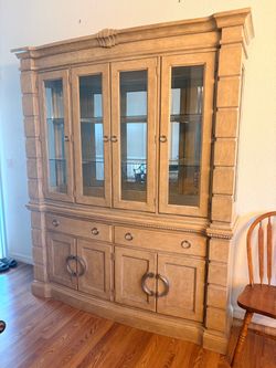 Large Dining Room Set w Hutch – Fabulous Condition