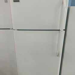 White 18 Cubic Foot Refrigerator 
