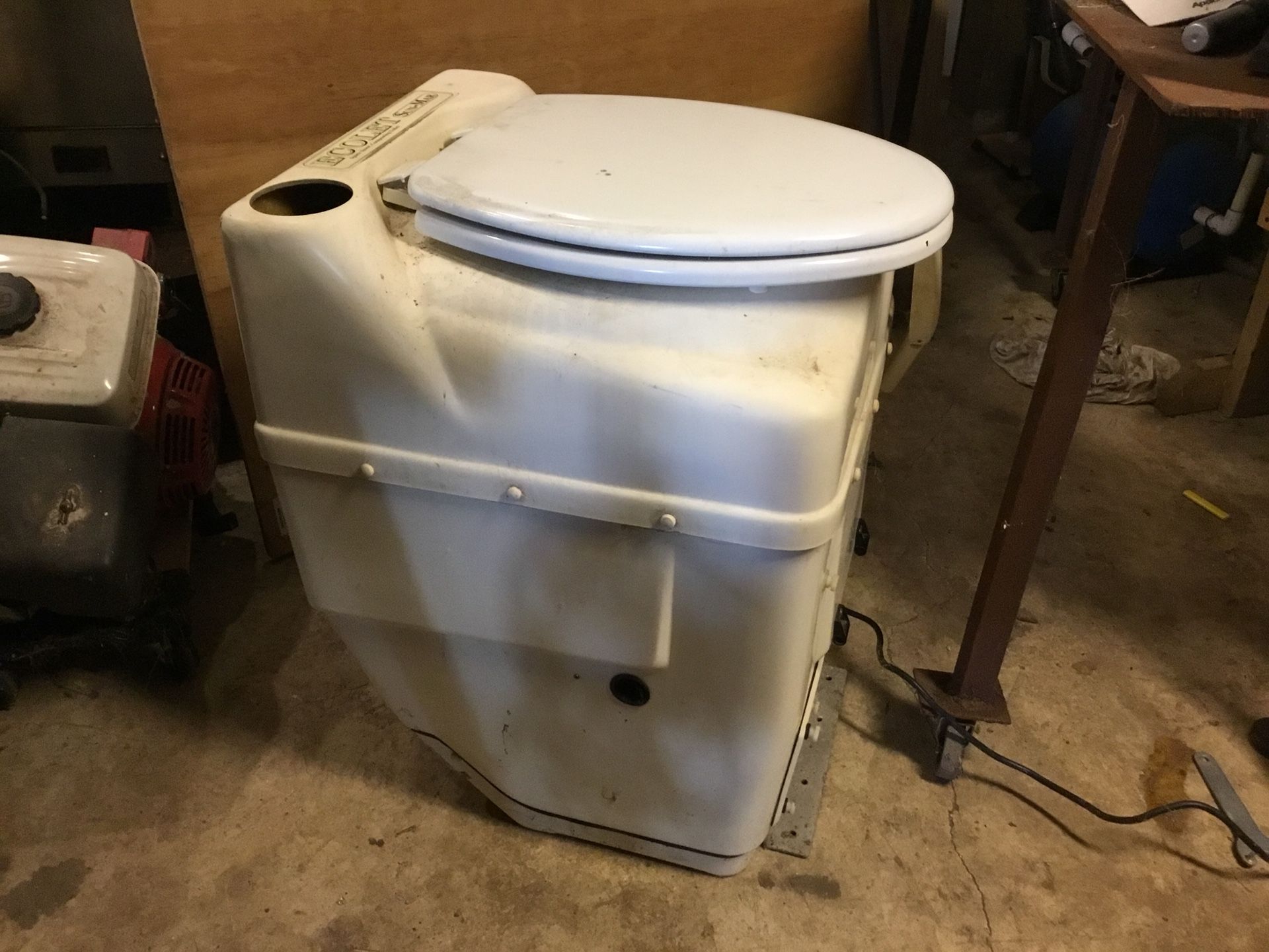 COMPOSTING-TOILET