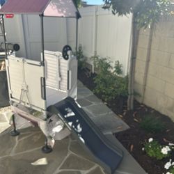 Radio Flyer Play And Fold Farmhouse