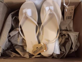 Project Cloud women's flip flops