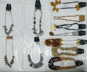Costume short necklaces in brown