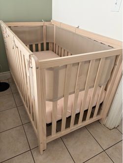 Crib- Carter’s by Davinci Colby 4-in-1 Convertible Cri