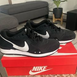 Nike Venture Runner Size 8.5 Black White