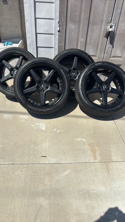 4 Tires/ rims size 255/40/r20 5Lug pattern