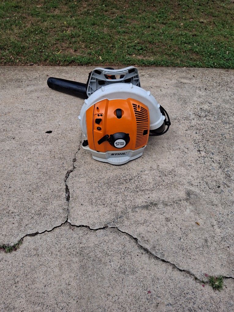 Stihl BR700 blower in very good condition, no cracks, clean and ready to use.