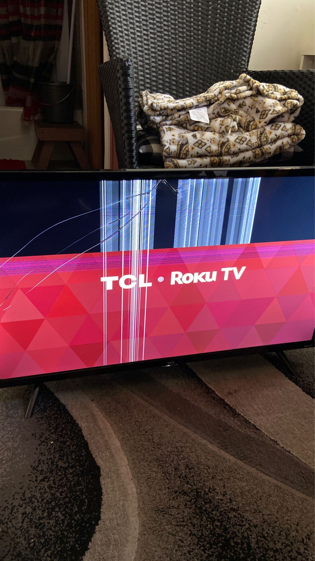 Selling a decently used 32” TCL Roku Smart TV (Screen Cracked)