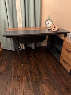 Reversible L-shaped writing desk featuring a dual-tone charcoal gray and brown wood design