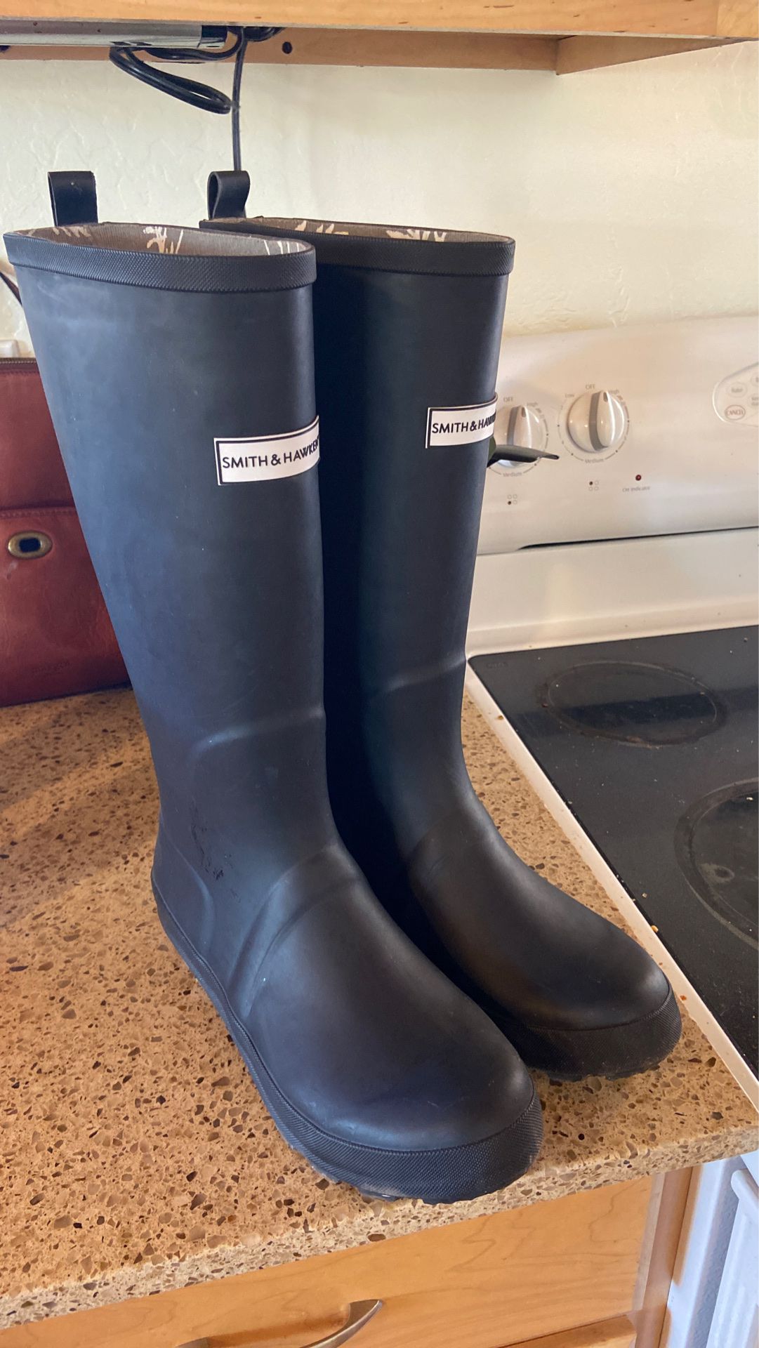 Brand new rain boots size 8