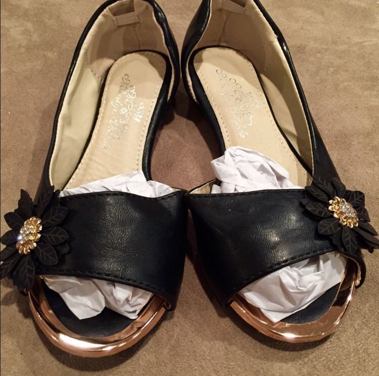 NWOT Girl Size 8 Black Flower Flats / Dress Shoes