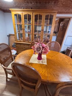 6 Seat Dining Room Table & Matching Hutch Thomasville Solid Oak Excellent