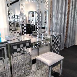 Sparkly Makeup Vanity With Bluetooth 