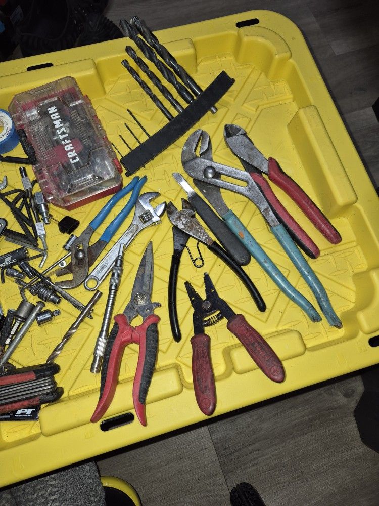 Misc Tool Lot - Over 30pc - Pliers, Nipper, Adj. Wrench, Etc. in a Tóte Bag