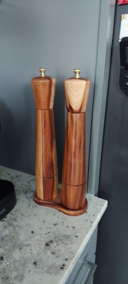 Salt and pepper grinders
