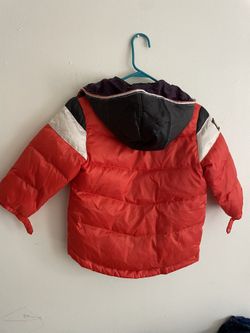 This is a children's down jacket or thick cotton jacket. • Style: The front of the jacket is printed with "Pepco Winter Sports", and the color combina