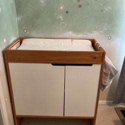 Baby Changing Table And Storage 