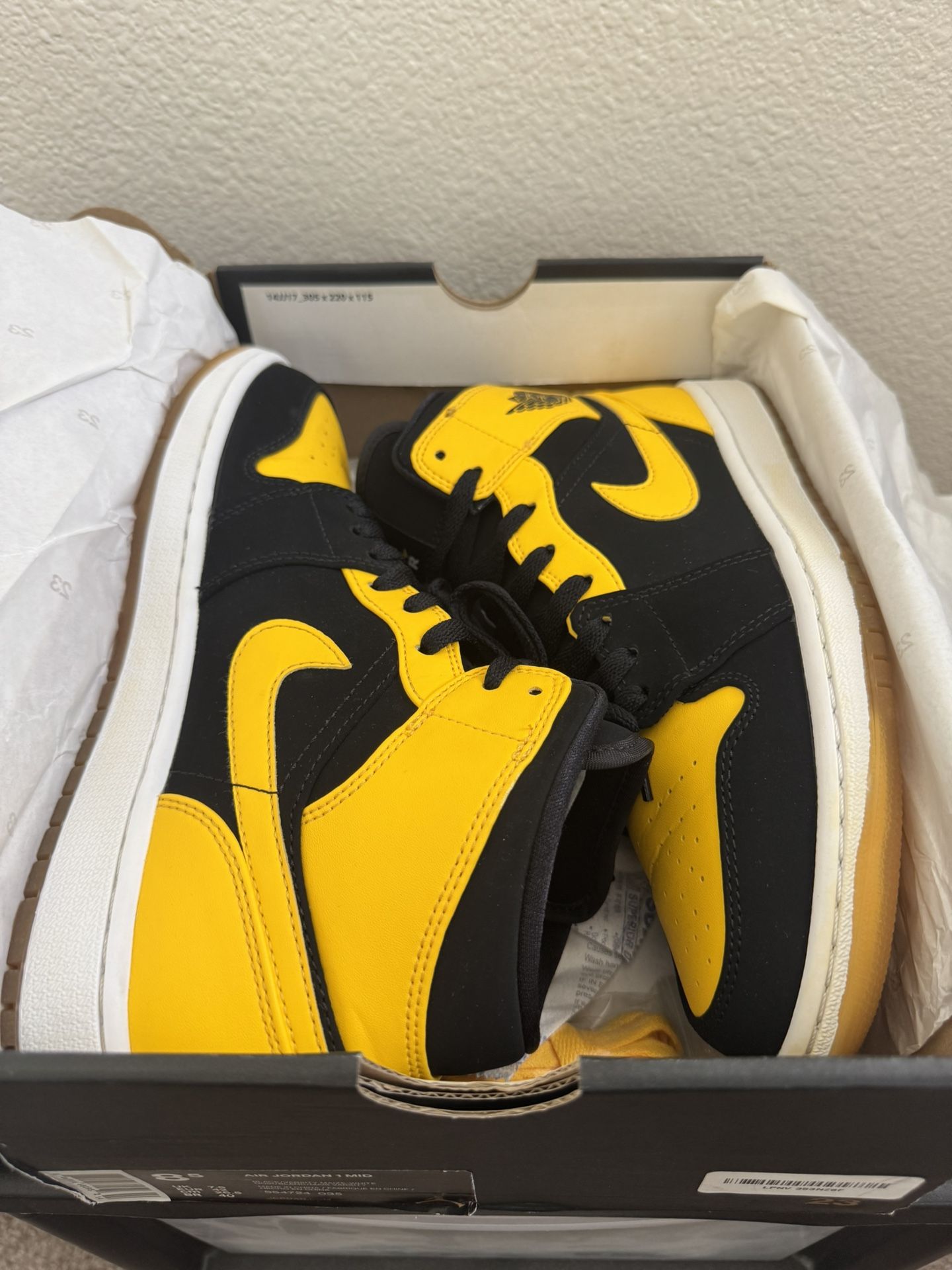 Jordan 1 Retro Mid Size 8.5 Mens New Love -$240 FIRM!!!