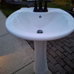 Pedestal sink with faucet