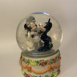 Disney Store Mickey & Minnie Mouse Wedding Dance on Cake Musical Snow Globe 