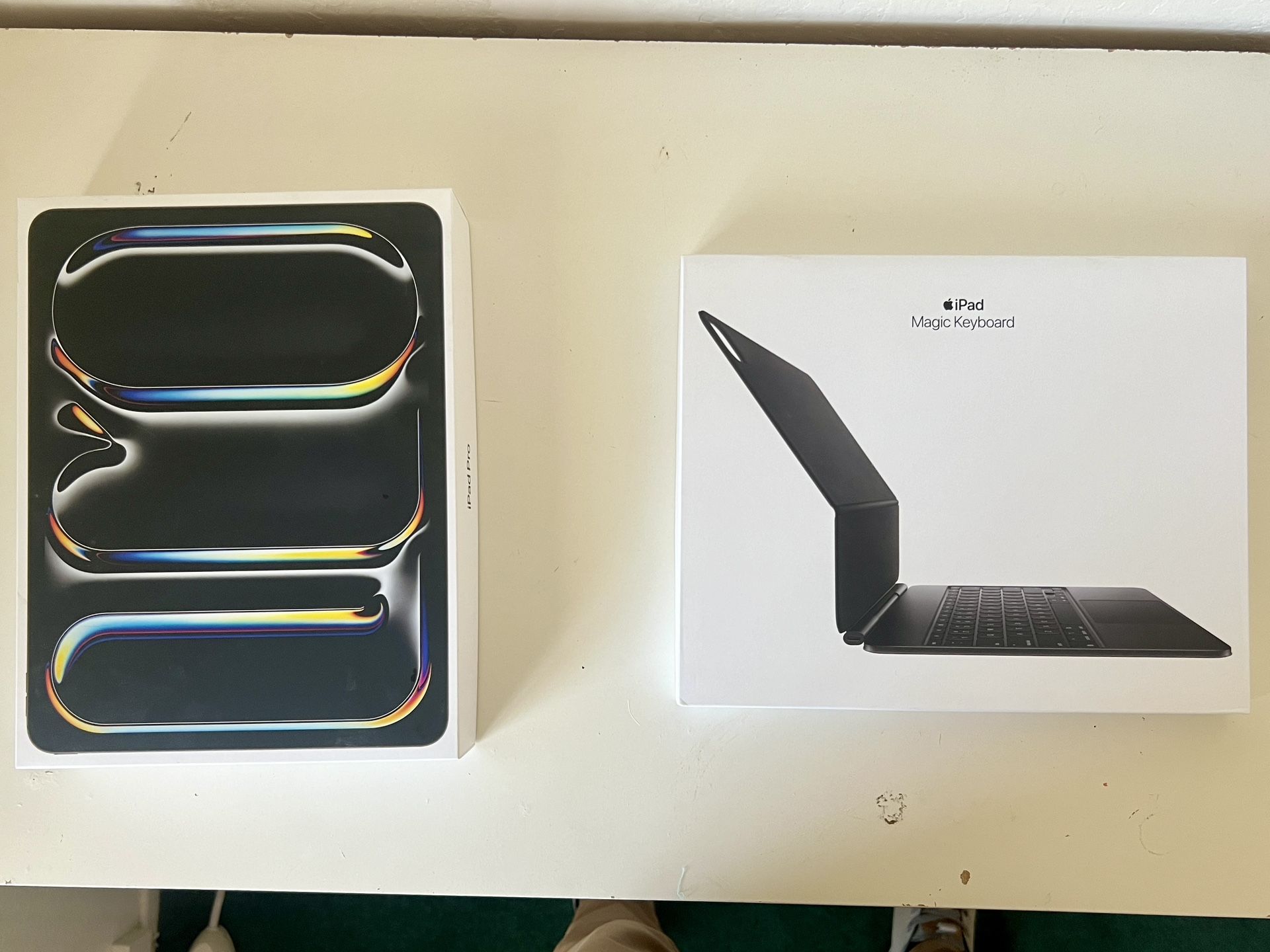 iPad Pro 13 inch (M4) Wi Fi + Cellular (256GB) & iPad Magic Keyboard Electronics & Media