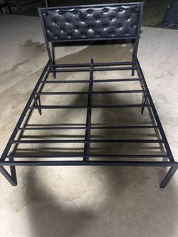 Full size Metal bed frame whit head board