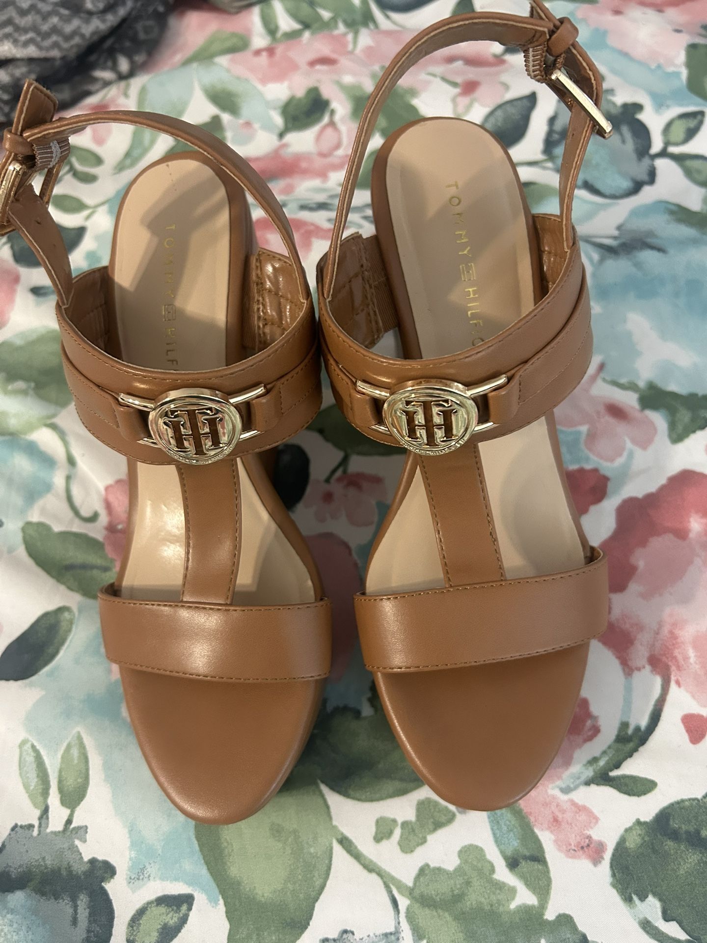 Tommy Hilfiger Heel brown tan worn once size 6 