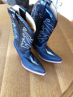 Female size 91/2 black Cowboy boots made by sting ray