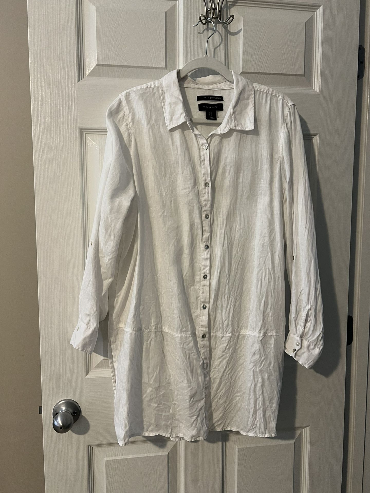 Tahari White 100% Linen Button Tunic Shirt Top 1X Roll Tab Long Sleeves EUC Elevate your casual look with this lovely TAHARI white tunic shirt. The 1
