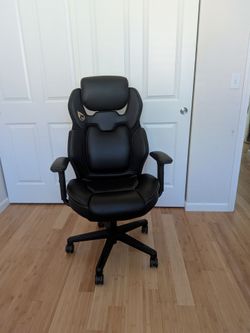 Like New! Costco DPS Black Leather Gaming Chair with Lumbar Support