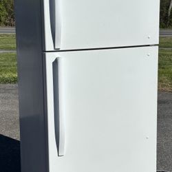 Vissani 18.0 cu. ft. Top Freezer Refrigerator in White 