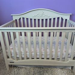 Beautiful Vintage Style Baby Crib 