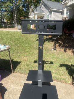 Adjustable TV mount