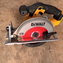 DEWALT Saw 