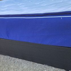 Queen Sleep Innovations Pillow top Mattress/ Box Spring & Bed Frame 