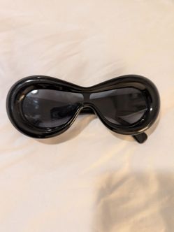 Women’s Oval Sunglasses Black Plastic Frame Gray Tinted Lenses Lightweight