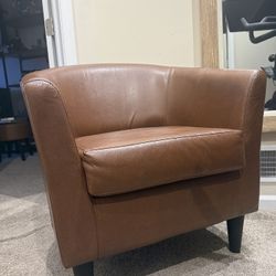 Barrel accent chair