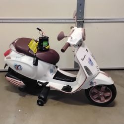 Kids Trax Disney princess 6v Vespa scooter